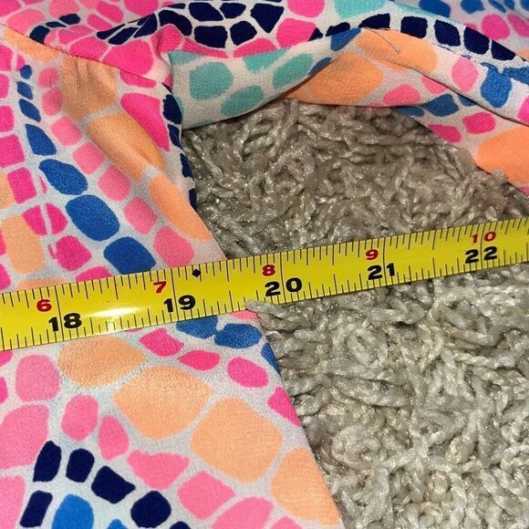 Beautiful Lilly Pulitzer Elsa Silk Blouse Tile Wave Mosaic Women’s Medium - Picture 7 of 13